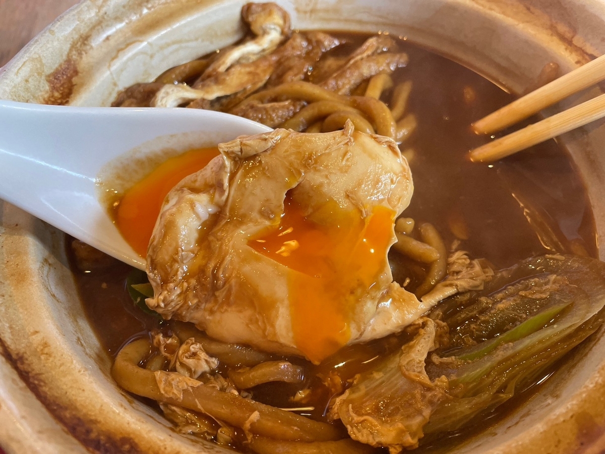 赤ちゃん子ども連れで行ける愛知県刈谷市のいもかわうどん・石臼挽き蕎麦のきさんのメニュー・味噌煮込みうどんの半熟卵