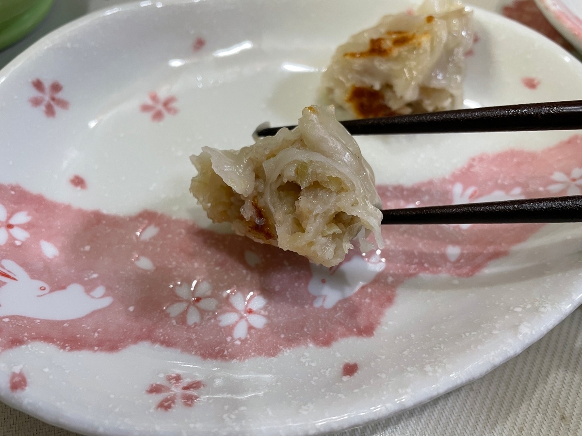 名駅の昭和29年創業餃子焼売のことぶきやの餃子・断面