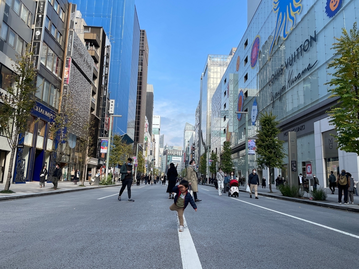 銀座通りの歩行者天国を歩く男児