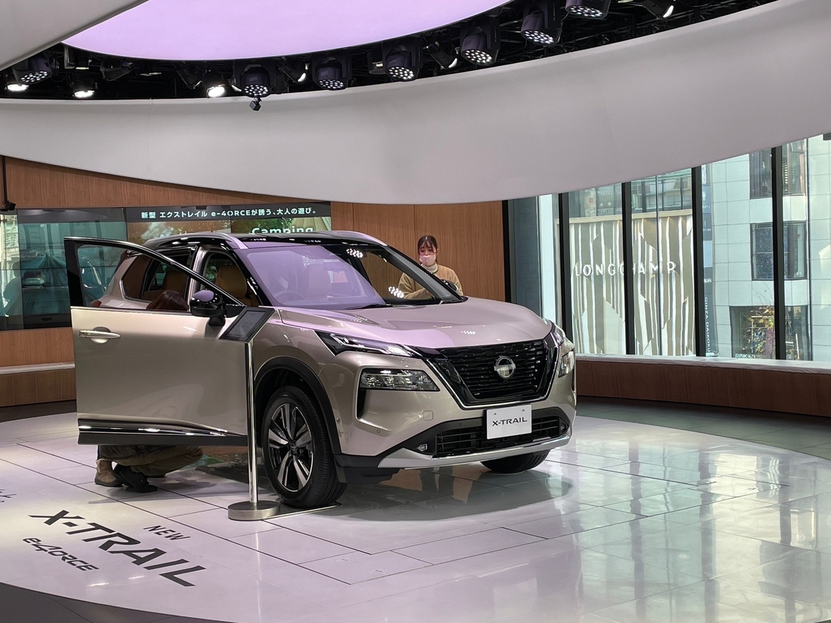 車好きの子どもにおすすめな東京・銀座の複合商業施設「GINZA PLACE」にある日産ギャラリーに展示されていたエクストレイル
