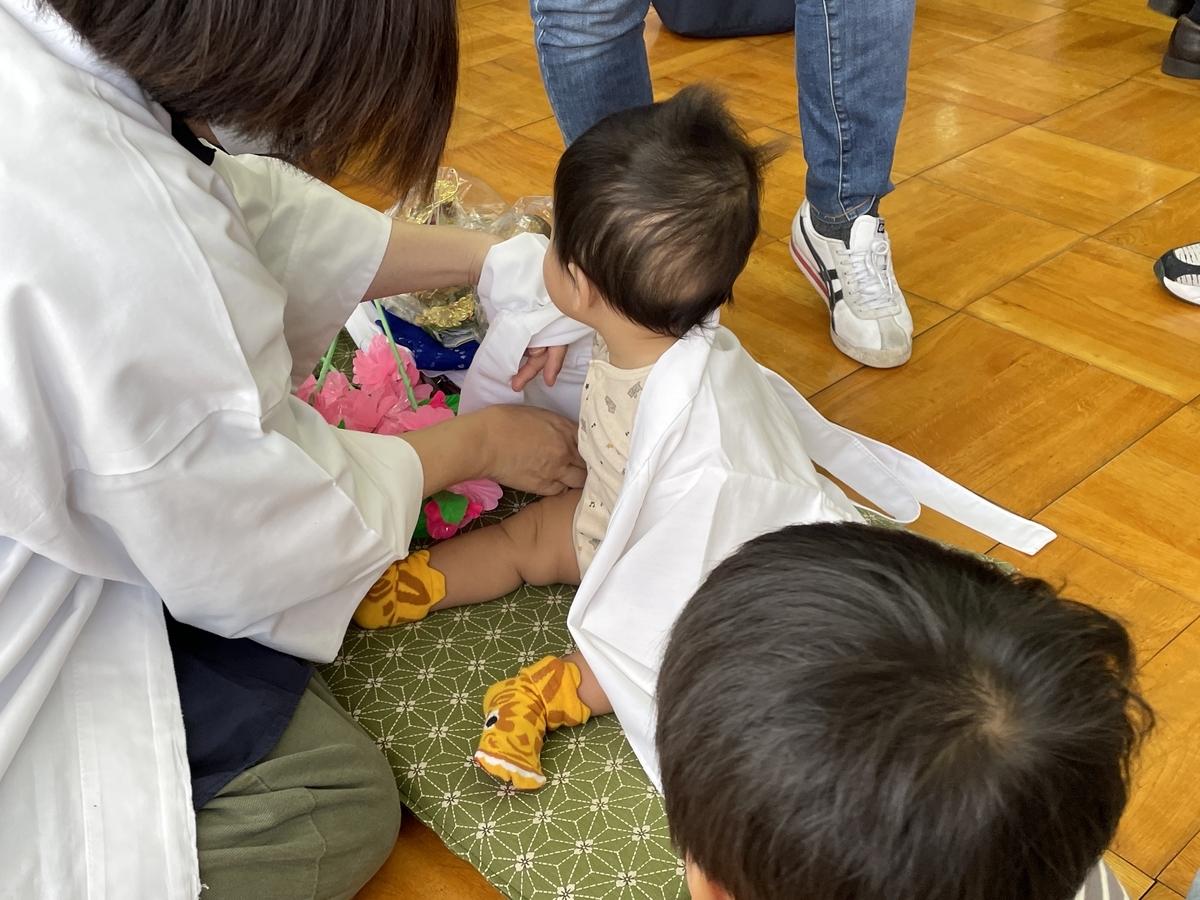 半田市亀崎にある神前神社で行われた稚児行列で衣装に着替える赤ちゃん