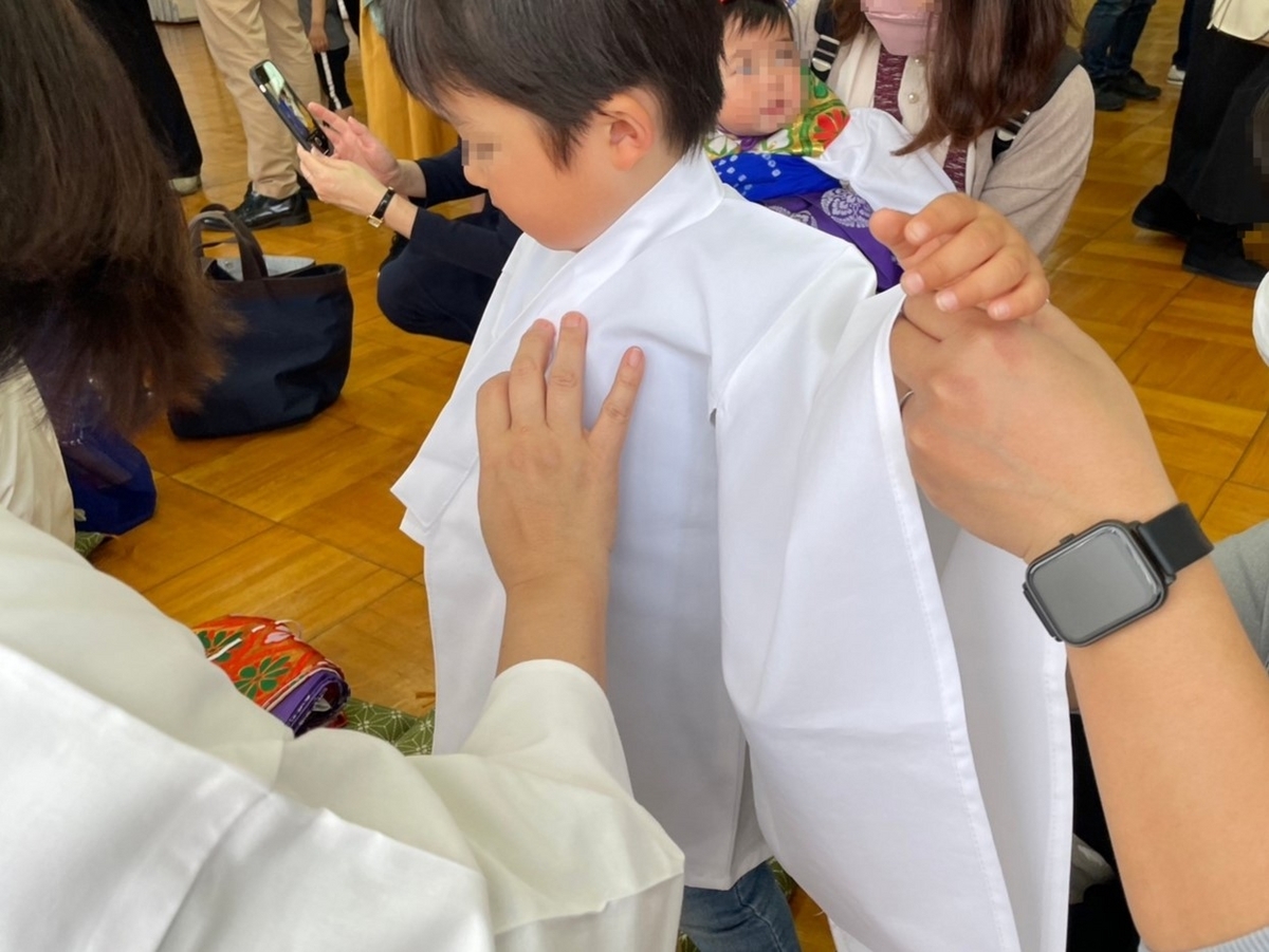 半田市亀崎にある神前神社で行われた稚児行列で稚児衣装に着替える男児