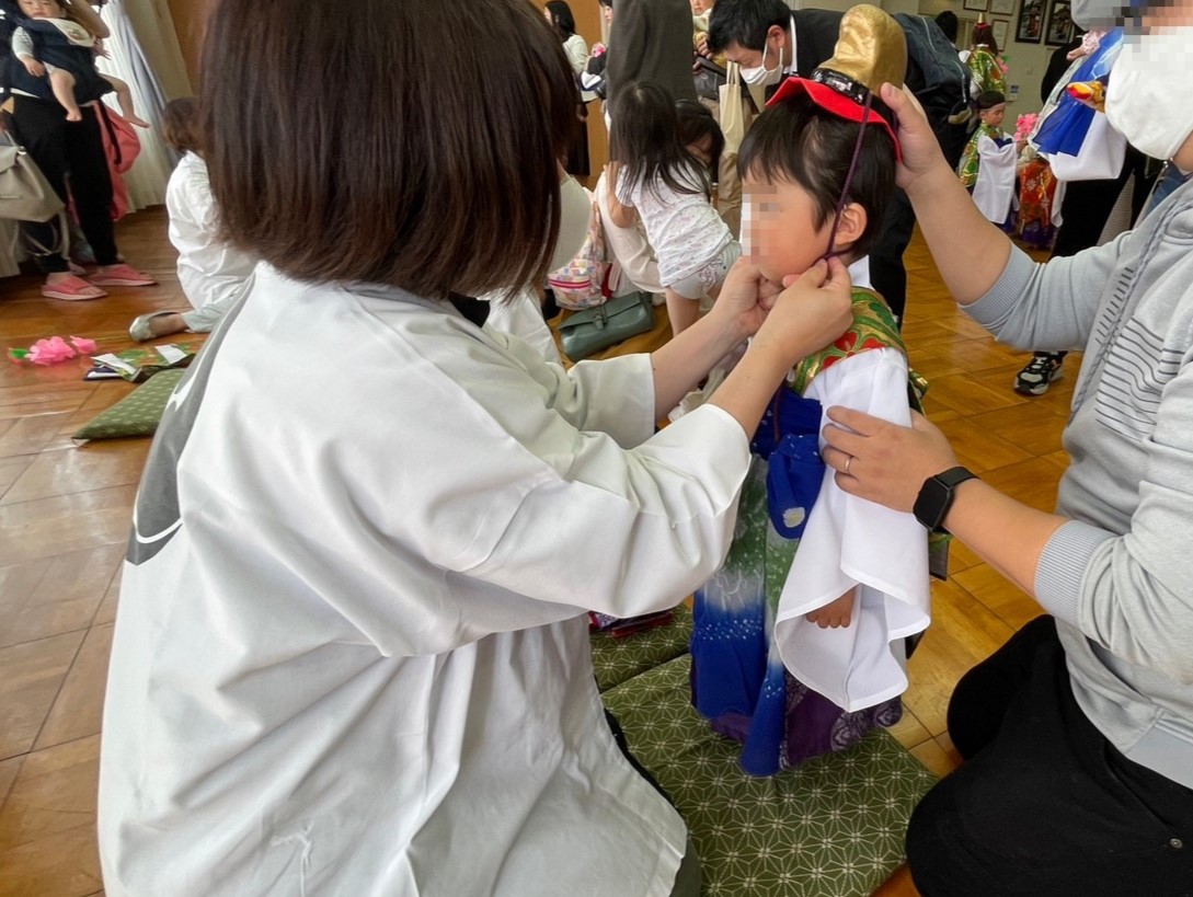 半田市亀崎にある神前神社で行われた稚児行列で稚児衣装に着替える男児
