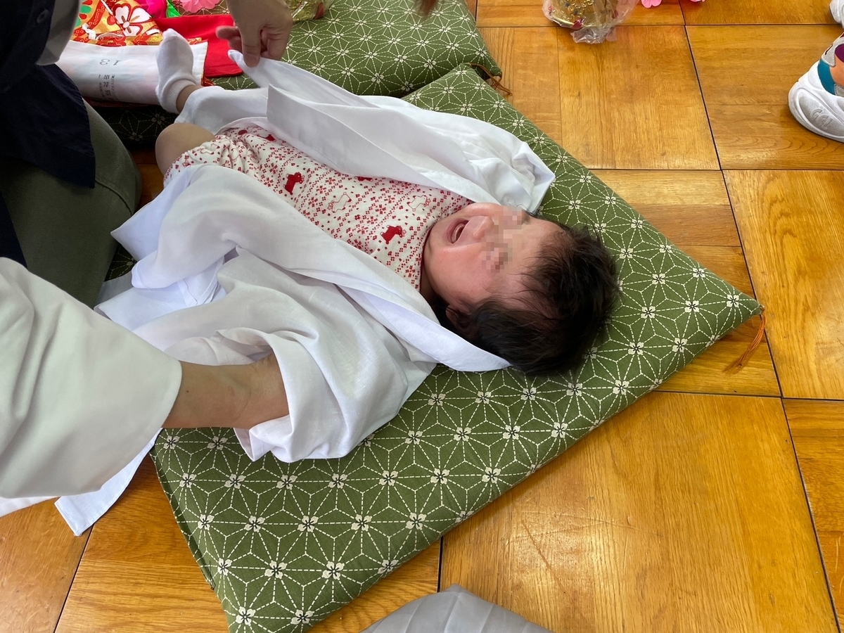 半田市亀崎にある神前神社で行われた稚児行列で稚児衣装に着替える赤ちゃん
