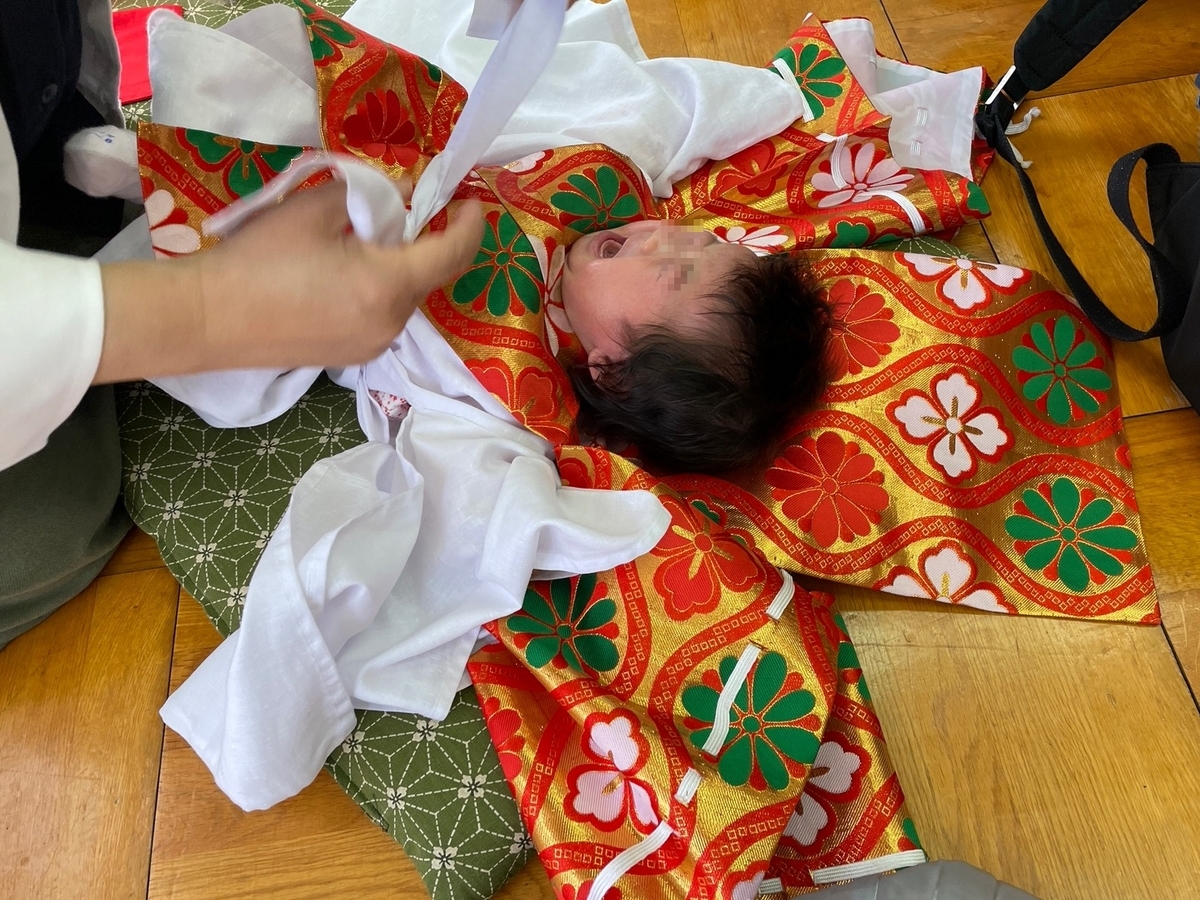 半田市亀崎にある神前神社で行われた稚児行列で稚児衣装に着替える赤ちゃん