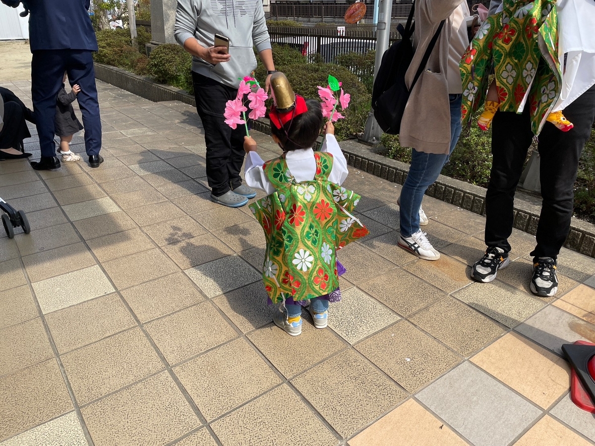 半田市亀崎にある神前神社で行われた稚児行列で稚児衣装に着替えた男児の後ろ姿