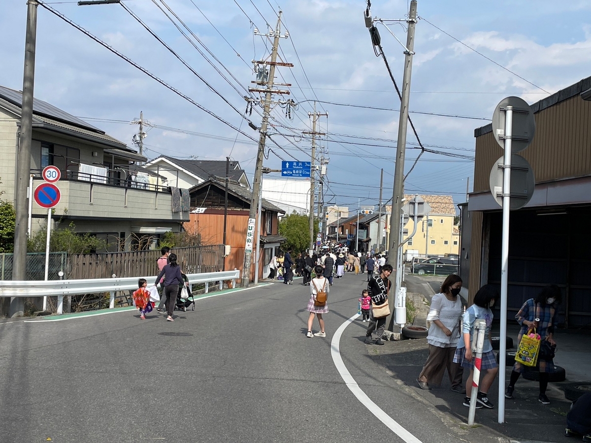 半田市亀崎にある神前神社で行われた稚児行列で規制される道路
