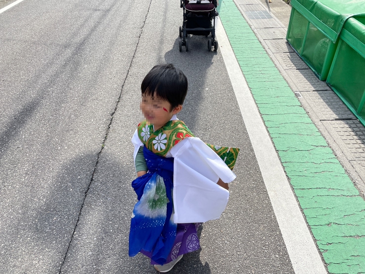半田市亀崎にある神前神社で行われた稚児行列に参加する男児