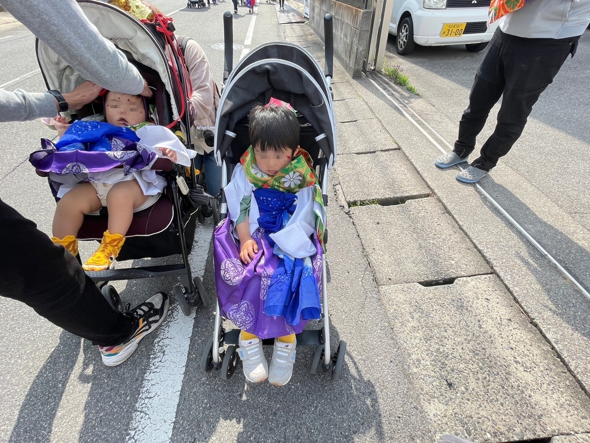 半田市亀崎にある神前神社で行われた稚児行列にベビーカーで参加する男児と赤ちゃん