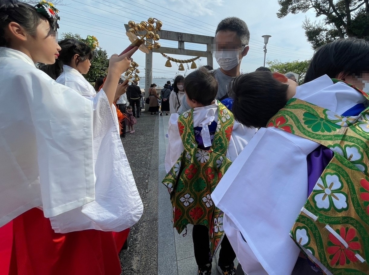 半田市亀崎にある神前神社で行われた稚児行列で巫女からお祓いを受けるお稚児さんたち