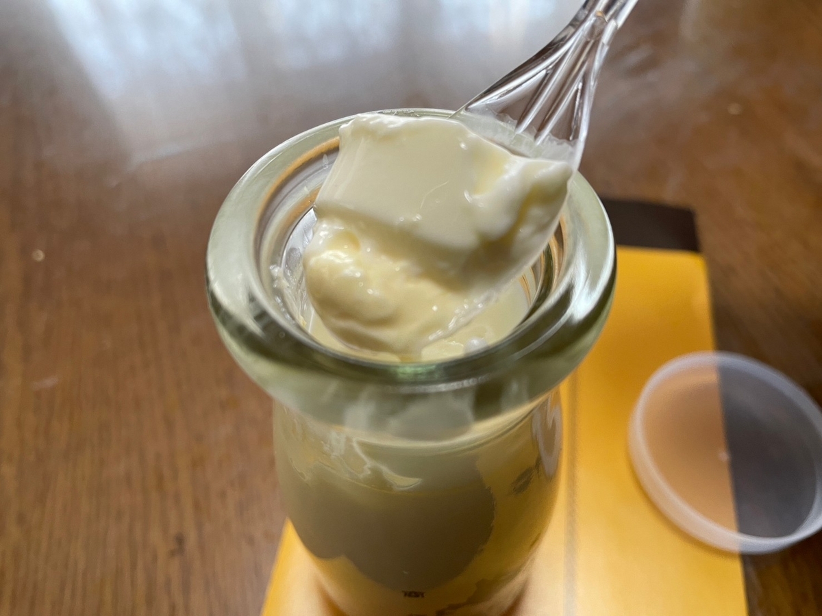 パティシエ・辻口博啓が北海道の新千歳空港に初出店した南蛮菓子・北海道牛乳カステラの北海道牛乳プリンをすくったところ