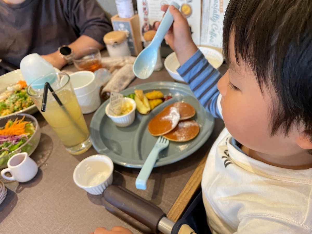 赤ちゃん・子ども連れでランチに行ける東海市の帆季珈琲でランチする男児