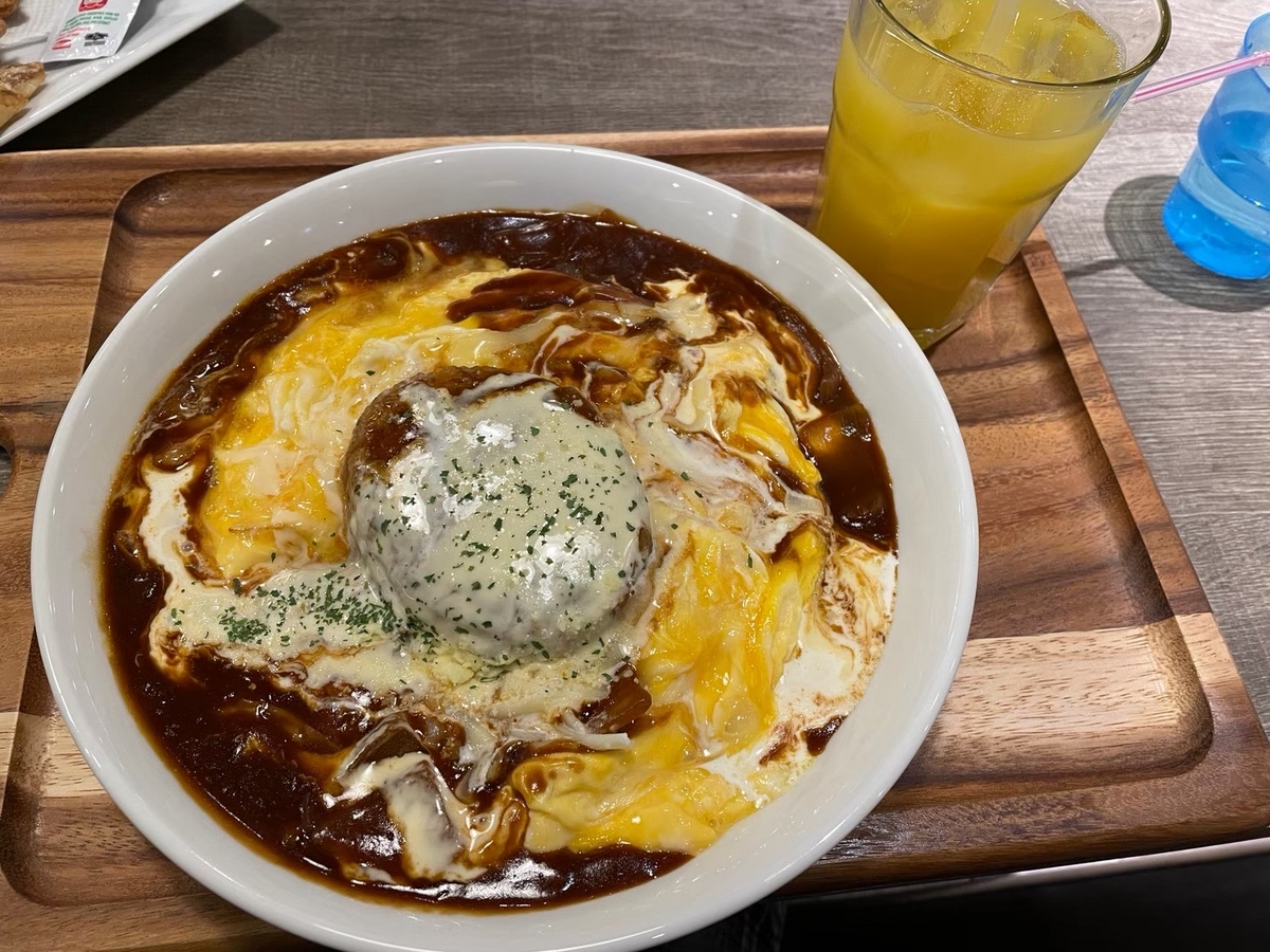 ららぽーと愛知東郷で赤ちゃんや子ども連れでランチができるE＆A CAFEのトロトロ玉子のオムハヤチーズハンバーグON