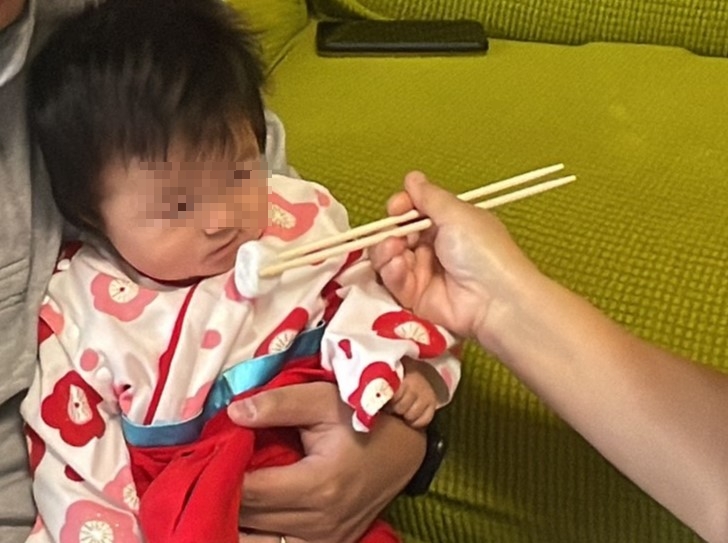 お食い初めをする女子