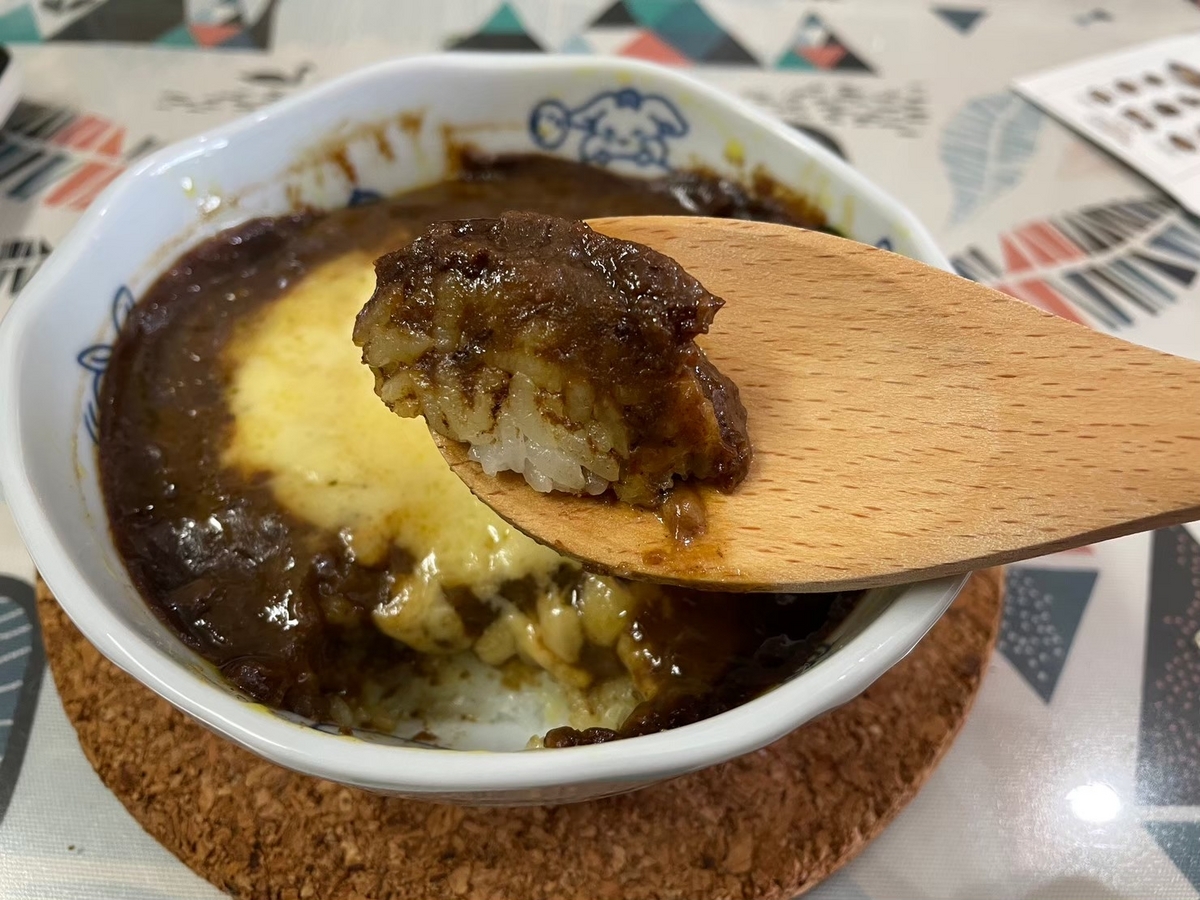 人気駅弁ランキング1位を獲得した有田焼カレーをすくったところ