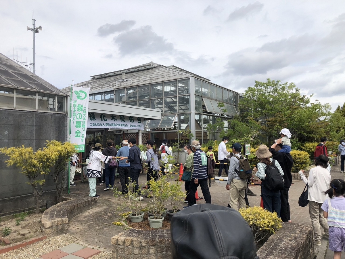 知多市にある花と緑のふれあい公園で行われた金木犀の無料配布・緑化木配布会の様子