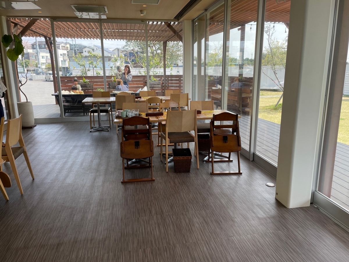 赤ちゃんや子ども連れでランチができる東海市の小児歯科併設のカフェ・きらめきキッチンのベビーチェア