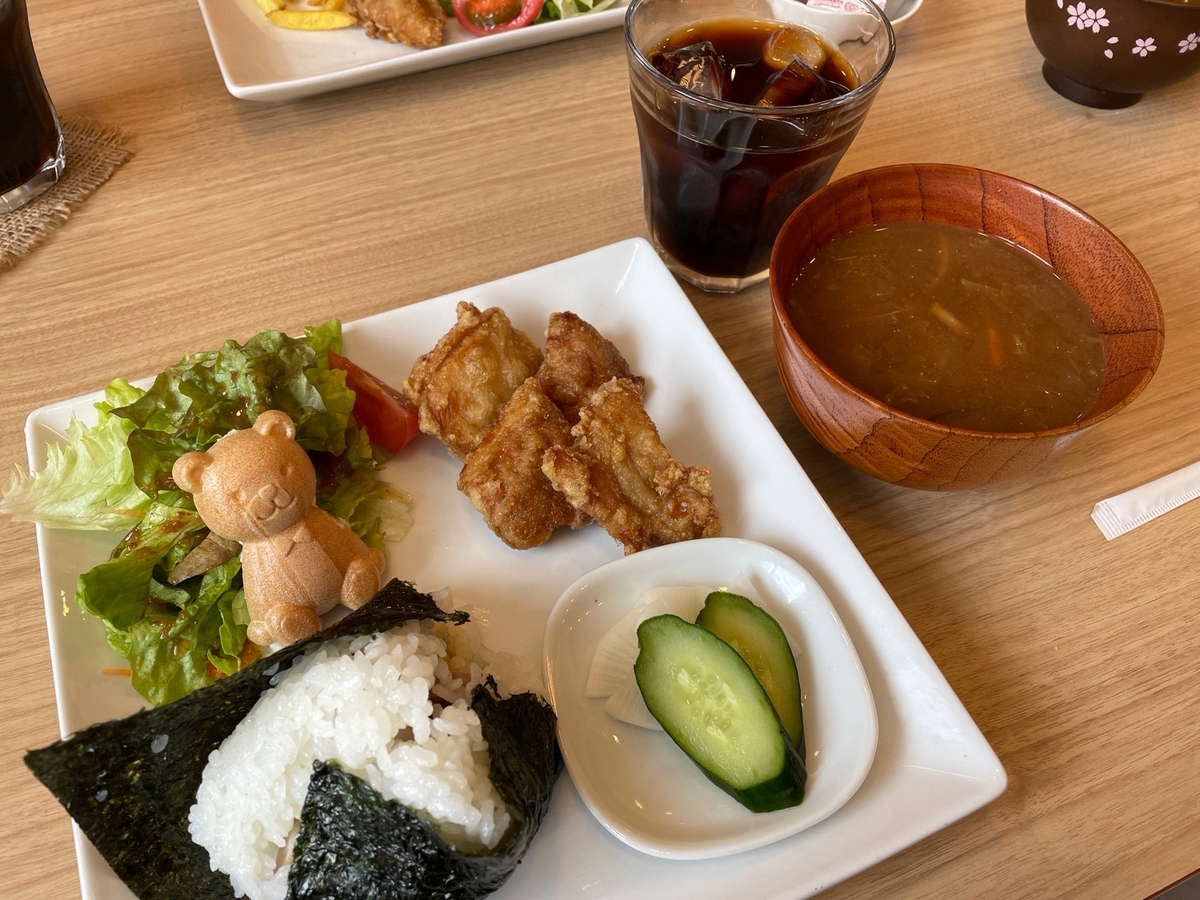 愛知県半田市にある赤ちゃんや子ども連れでランチに行けるおむずびカフェにこりのランチ・とりのからあげセット