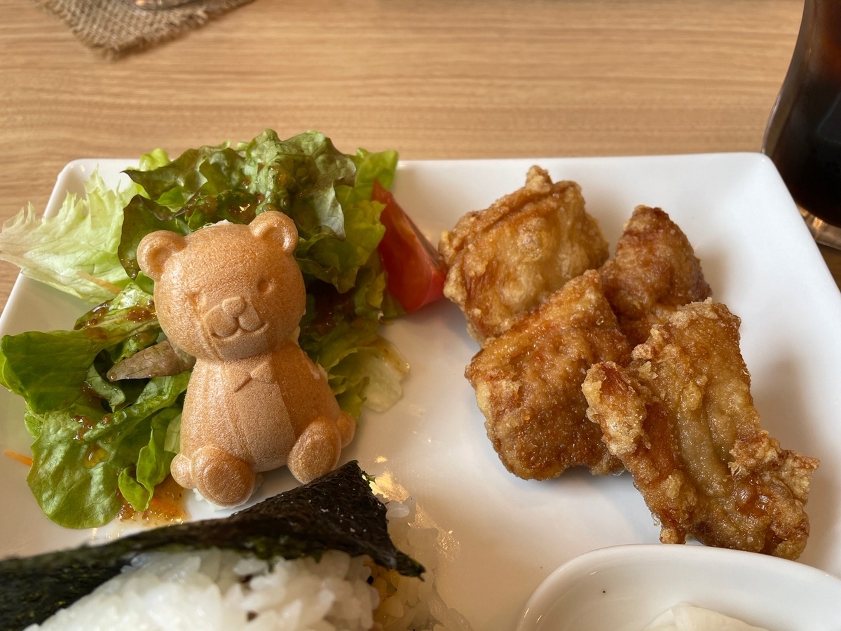 愛知県半田市にある赤ちゃんや子ども連れでランチに行けるおむずびカフェにこりのとりのからあげセット内容