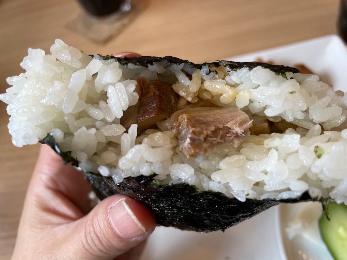 愛知県半田市にある赤ちゃんや子ども連れでランチに行けるおむずびカフェにこりのおにぎり断面