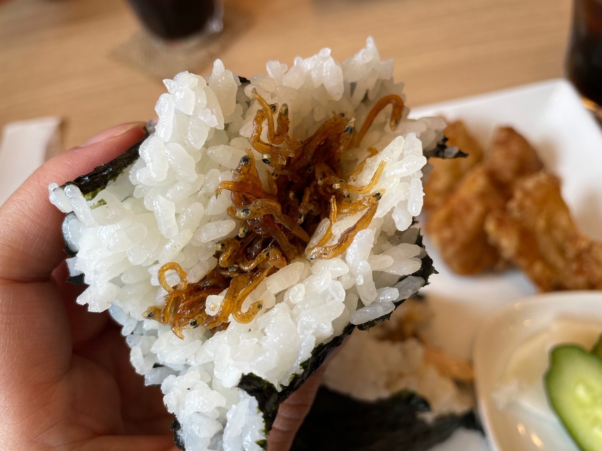 愛知県半田市にある赤ちゃんや子ども連れでランチに行けるおむずびカフェにこりのおにぎり・ちりめん山椒