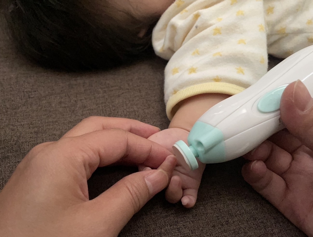 新生児から使えるコンビの人気の爪切り「ネイルケアセット」を使う赤ちゃん