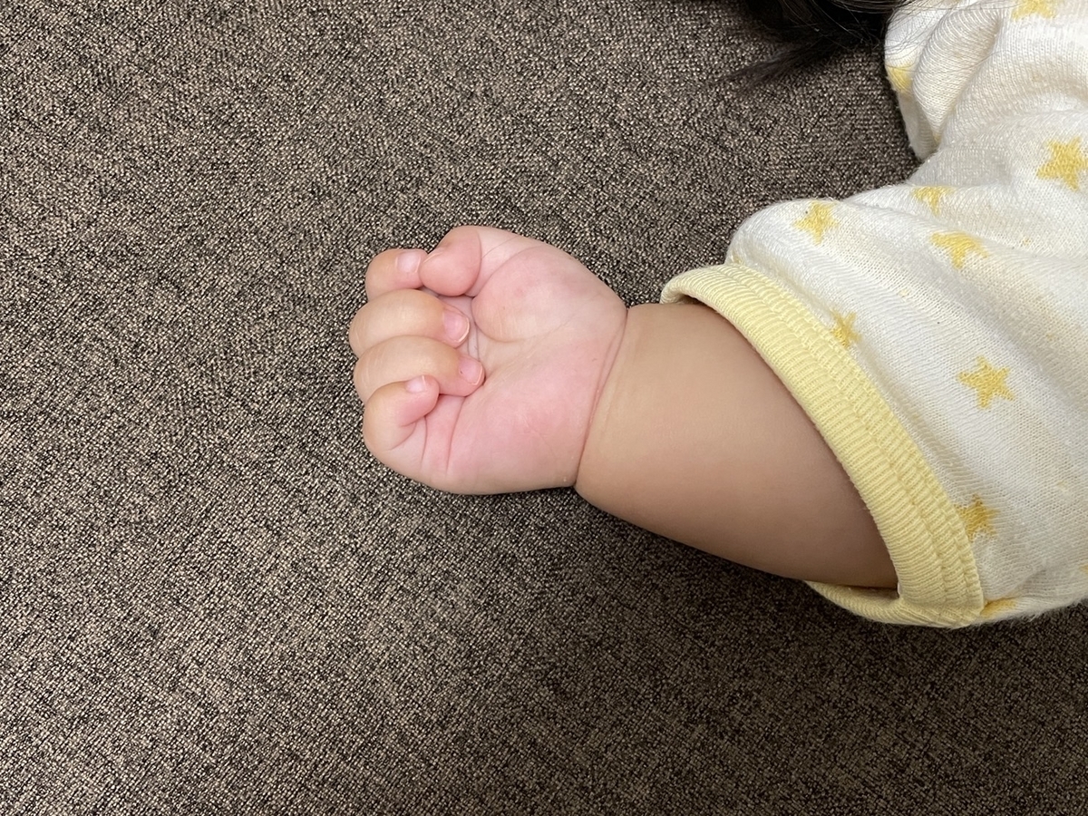コンビネイルケアセットで爪を整えた赤ちゃんの手