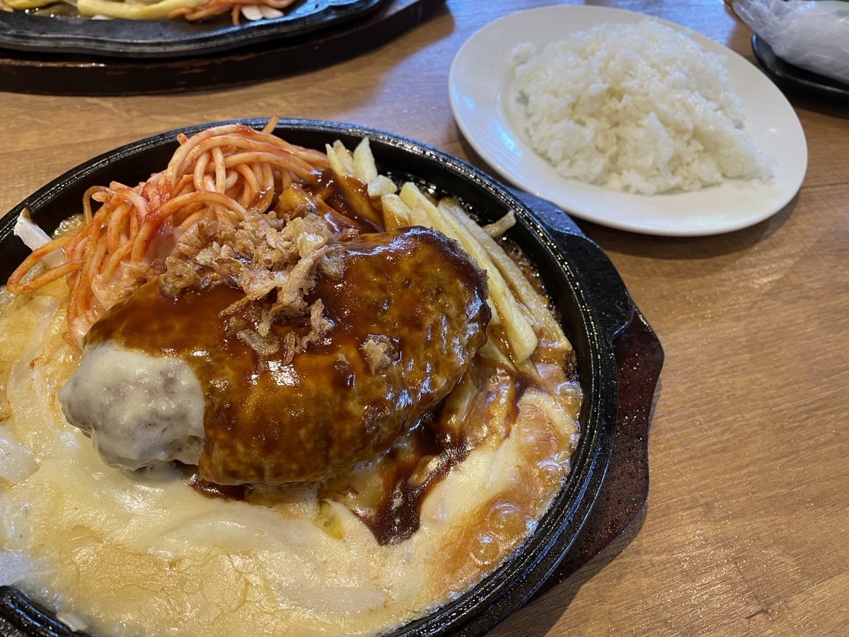 東海市の赤ちゃんや子ども連れでランチができるハンバーグの店「ハローキッド」のチーズハンバーグ