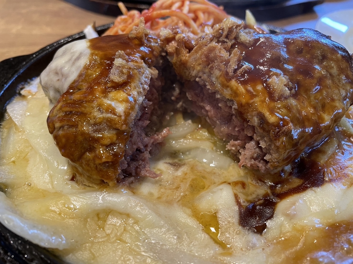 東海市の赤ちゃんや子ども連れでランチができるハンバーグの店「ハローキッド」のチーズハンバーグ断面図