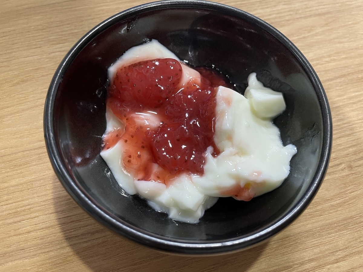 いちごジャムをかけたヨーグルト