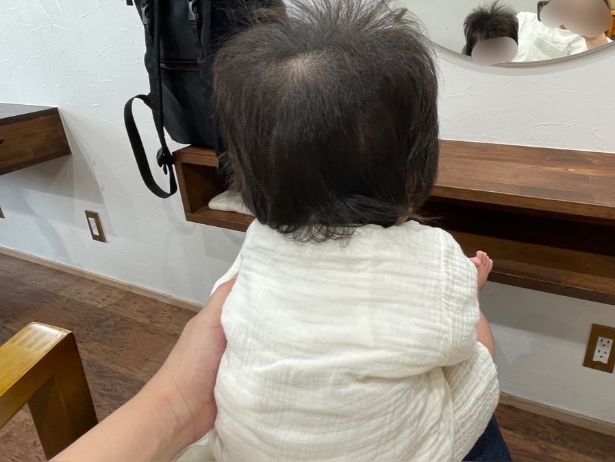 赤ちゃんのヘアカットの様子
