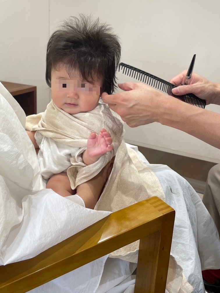生後4か月の赤ちゃんのヘアカットの様子