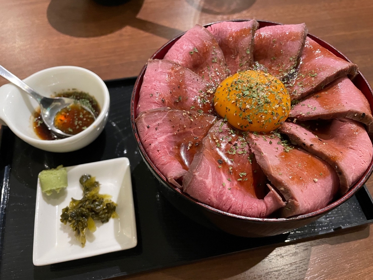 半田市にある赤ちゃんや子ども連れでランチができる牛花香（うしかか）のローストビーフ丼