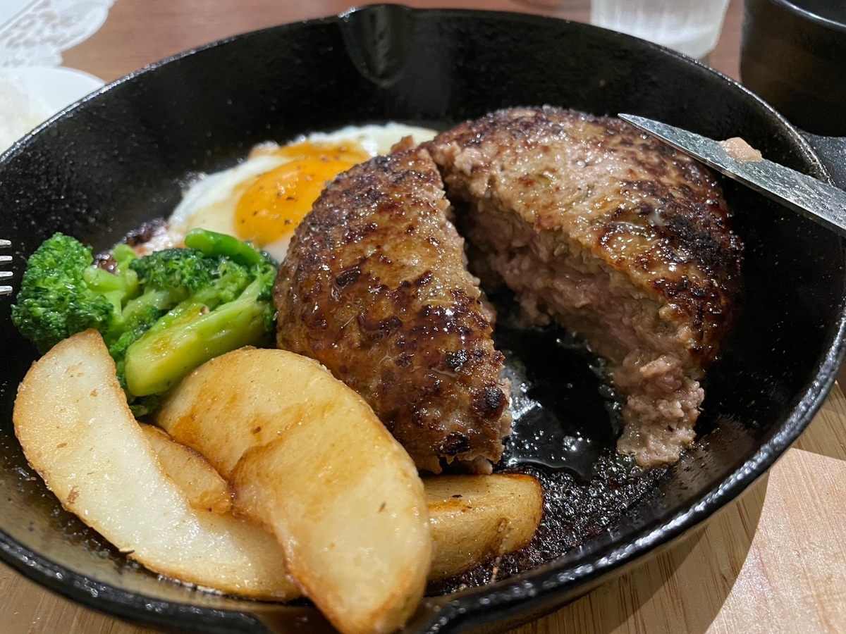 半田市にある赤ちゃんや子ども連れでランチができる牛花香（うしかか）のハンバーグの断面