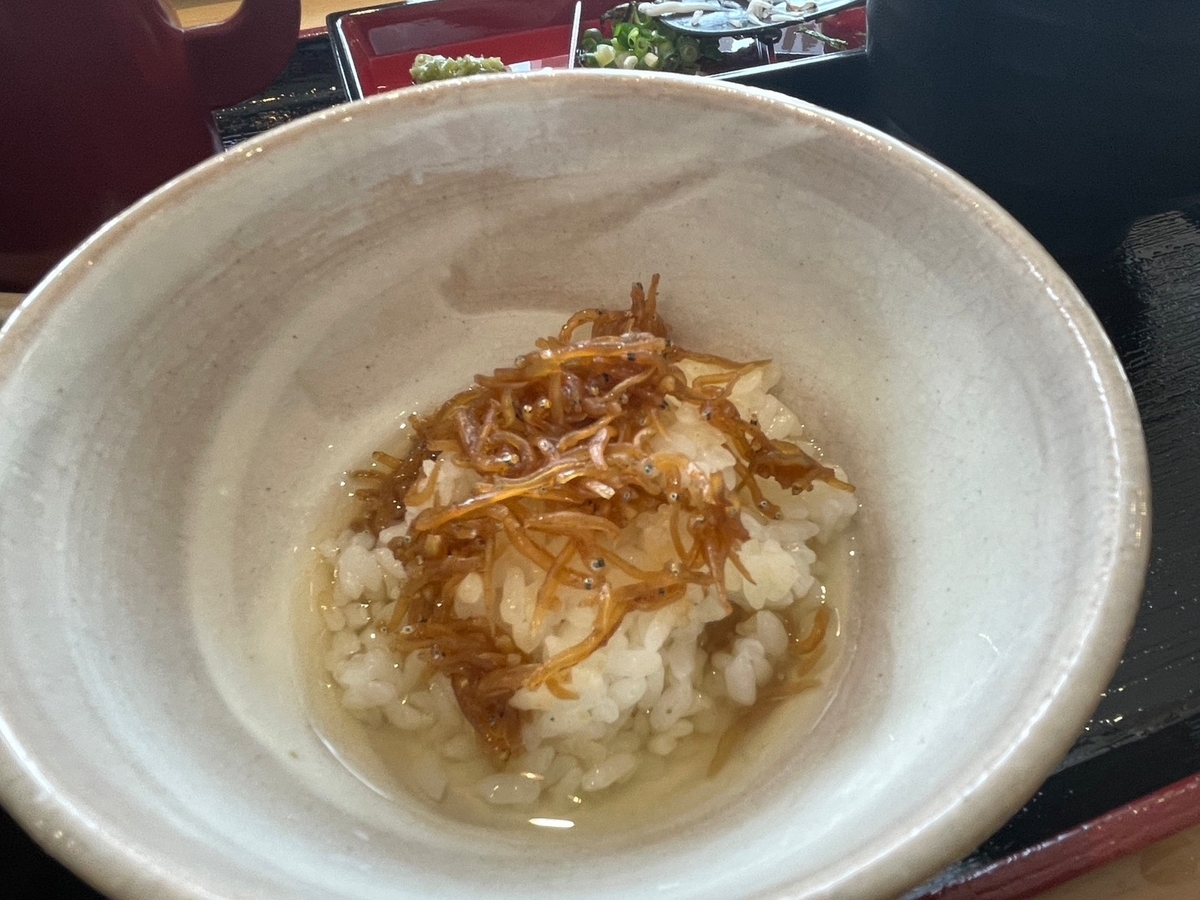 赤ちゃんや子ども連れでランチができる南知多町のマル伊商店の生炊きしらすのひつまぶし