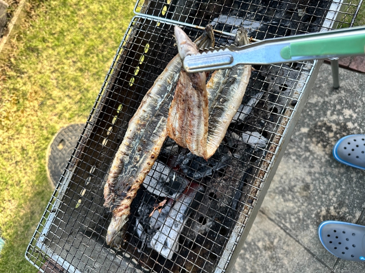 生鰻をバーベキュー網で焼いているところ