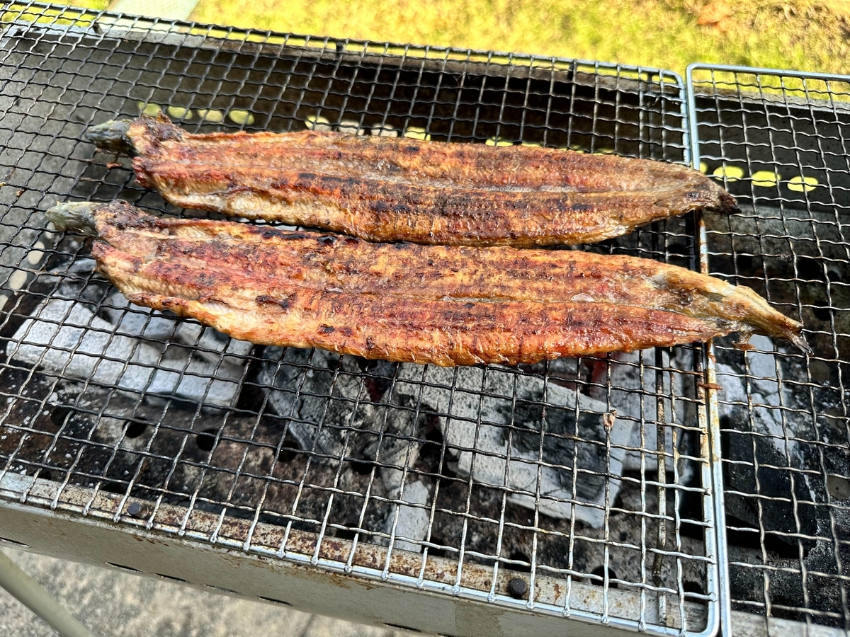 生うなぎをバーべキューコンロで焼いているところ