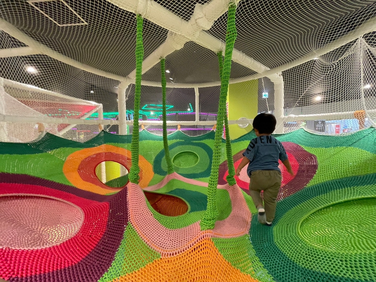 常滑市のイオンモール常滑に入っている屋内遊び場「クレイジーバネット」のキッズエリアのネット遊具で遊ぶ男児