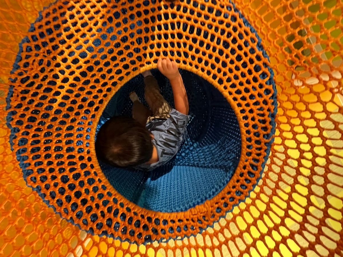 常滑市のイオンモール常滑に入っている屋内遊び場「クレイジーバネット」のキッズエリアのネット遊具で遊ぶ男児