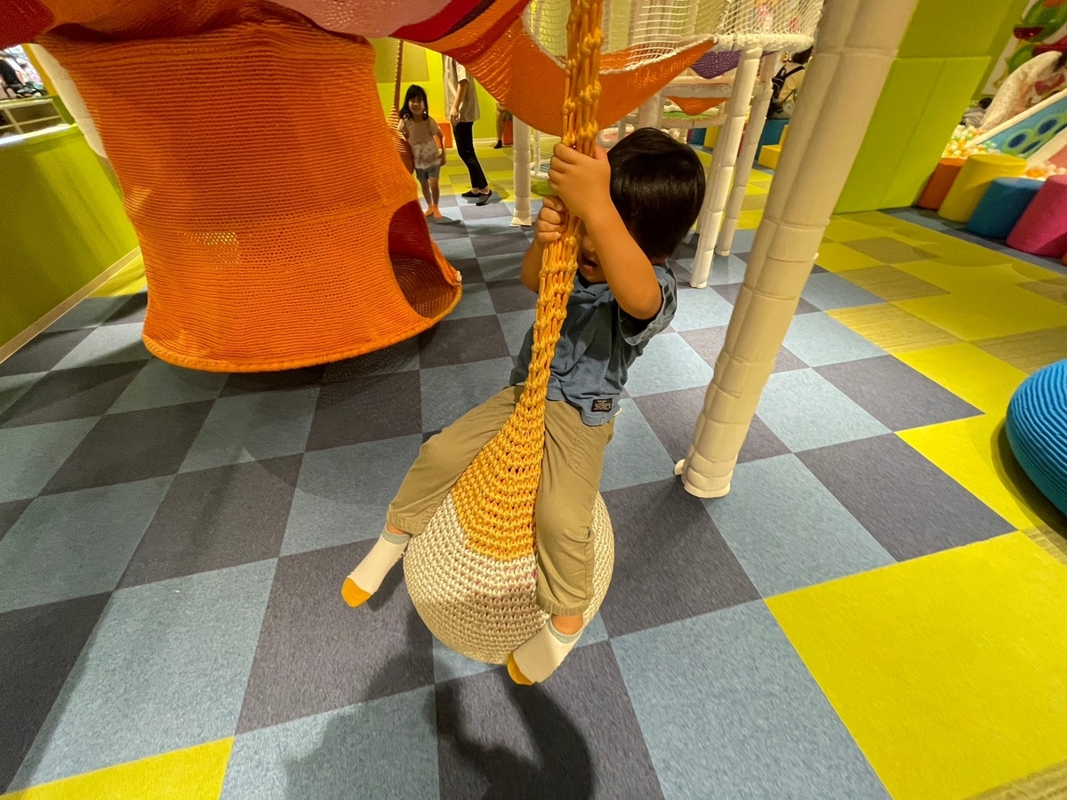 常滑市のイオンモール常滑に入っている屋内遊び場「クレイジーバネット」のキッズエリアのネット遊具で遊ぶ男児
