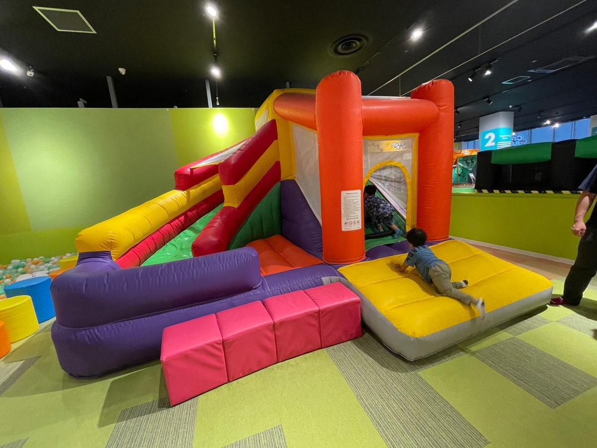 常滑市のイオンモール常滑に入っている屋内遊び場「クレイジーバネット」のキッズエリアのエア遊具で遊ぶ男児