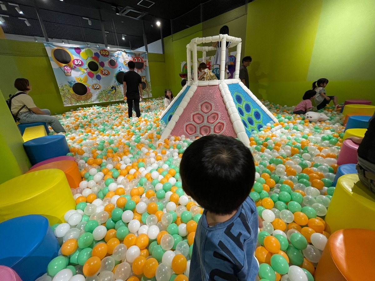 常滑市のイオンモール常滑に入っている屋内遊び場「クレイジーバネット」のキッズエリアのボールプールで遊ぶ男児