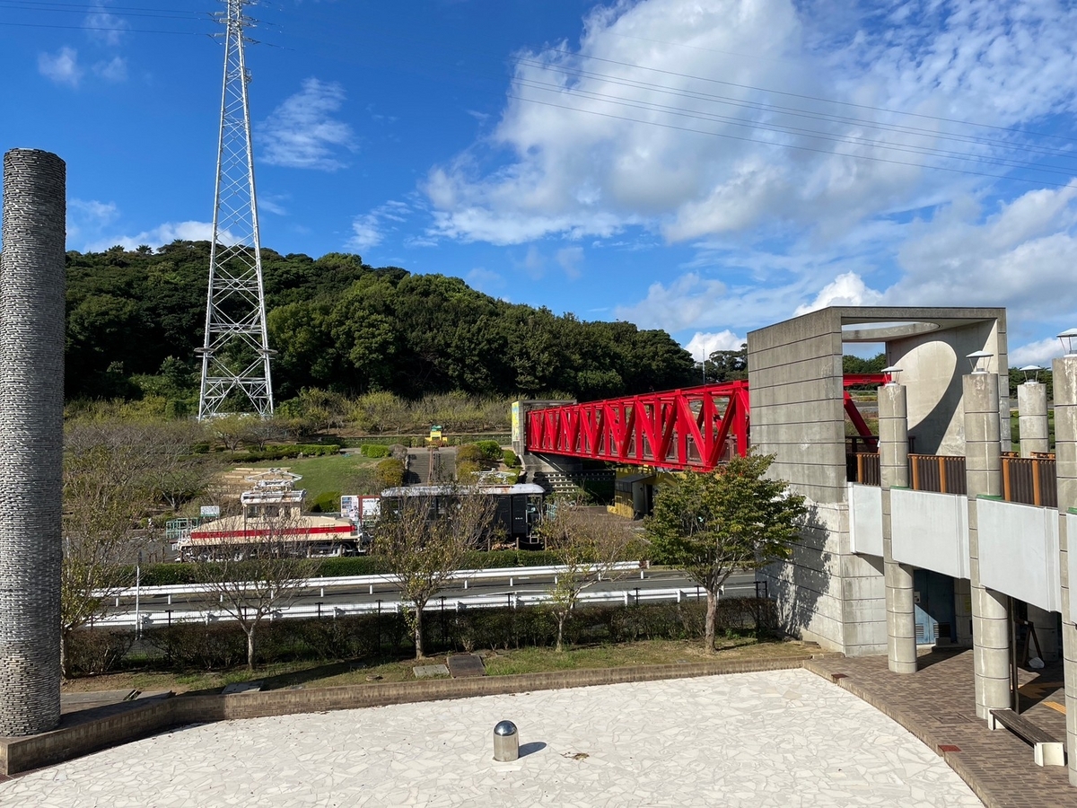 愛知県田原市にある子どもが遊べる遊具や動物と触れ合える農業体験公園「サンテパルクたはら」のウェルカムブリッジ