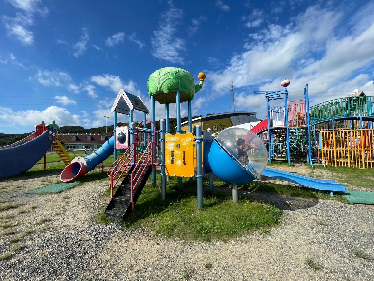 愛知県田原市にある子どもが遊べる遊具や動物と触れ合える農業体験公園「サンテパルクたはら」の子ども広場