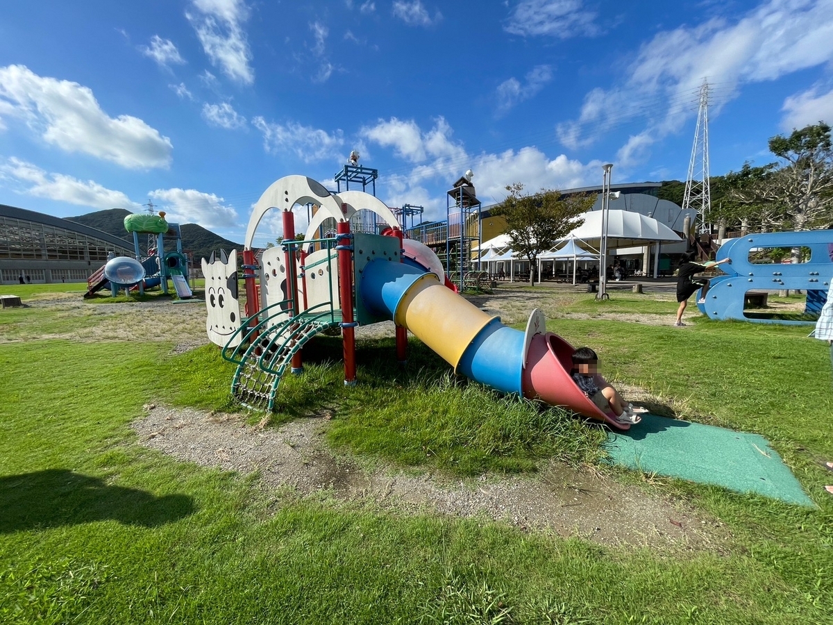 愛知県田原市にある子どもが遊べる遊具や動物と触れ合える農業体験公園「サンテパルクたはら」の子ども広場