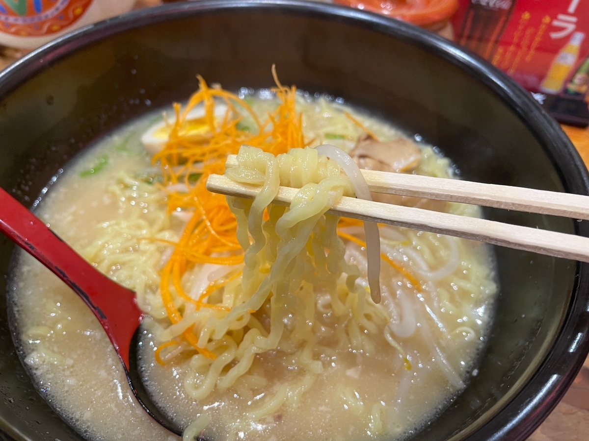 赤ちゃんや子ども連れでランチができるアピタ北方店に入っているラーメン店「麺’ｓ（メンズ）」のとんこつ中華
