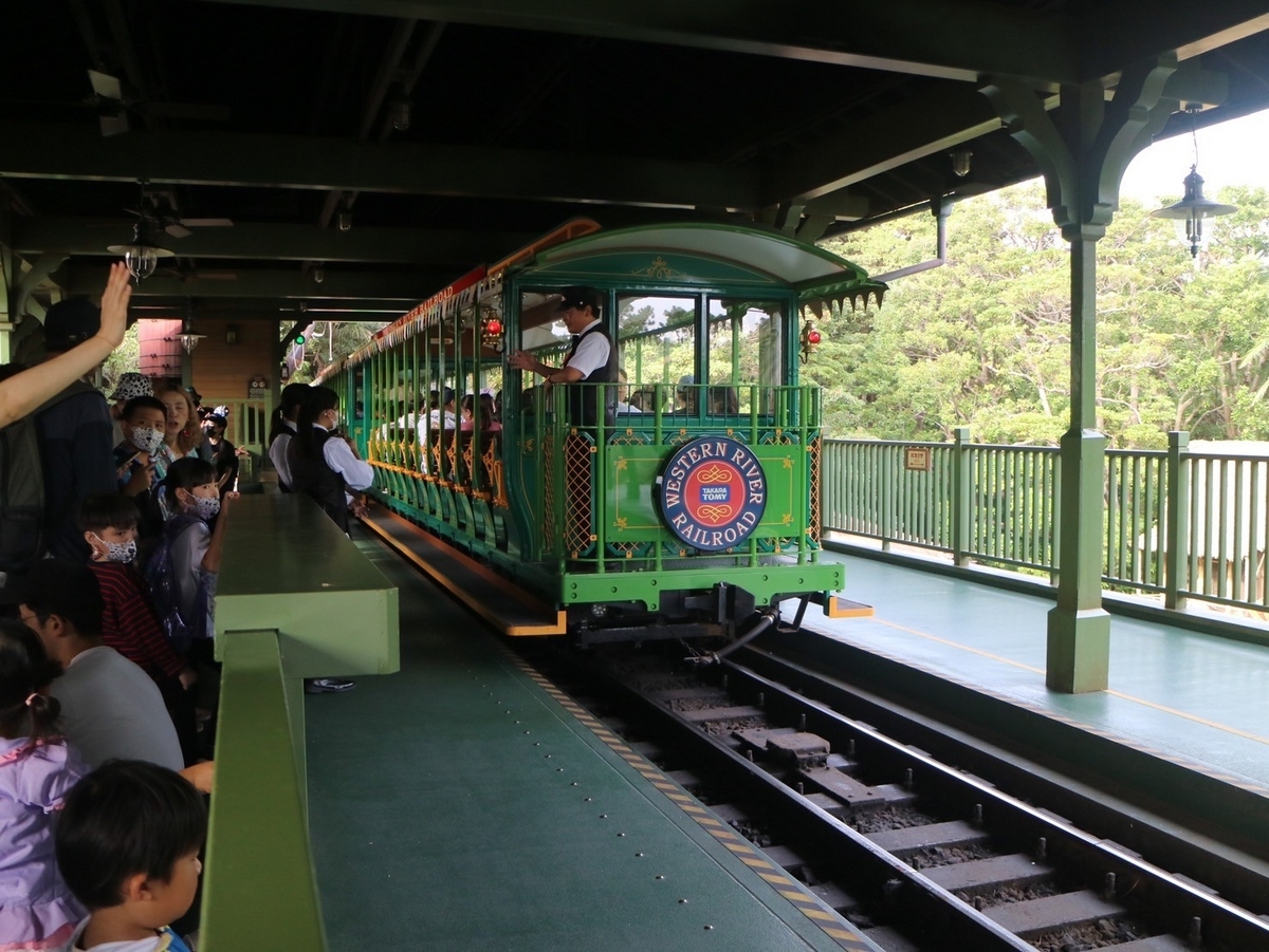 0歳、3歳の初めての子ども連れハロウィンディズニーレポ/ウエスタンリバー鉄道