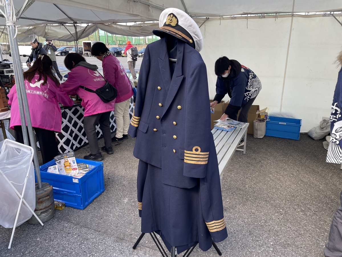 愛知県半田市の衣浦港に初めて寄港したクルーズ船「にっぽん丸」の船長帽子と制服
