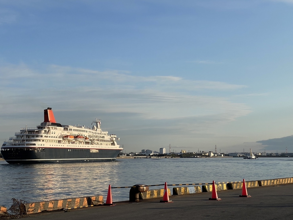 愛知県半田市の衣浦港に初めて寄港したクルーズ船「にっぽん丸」が航海する様子