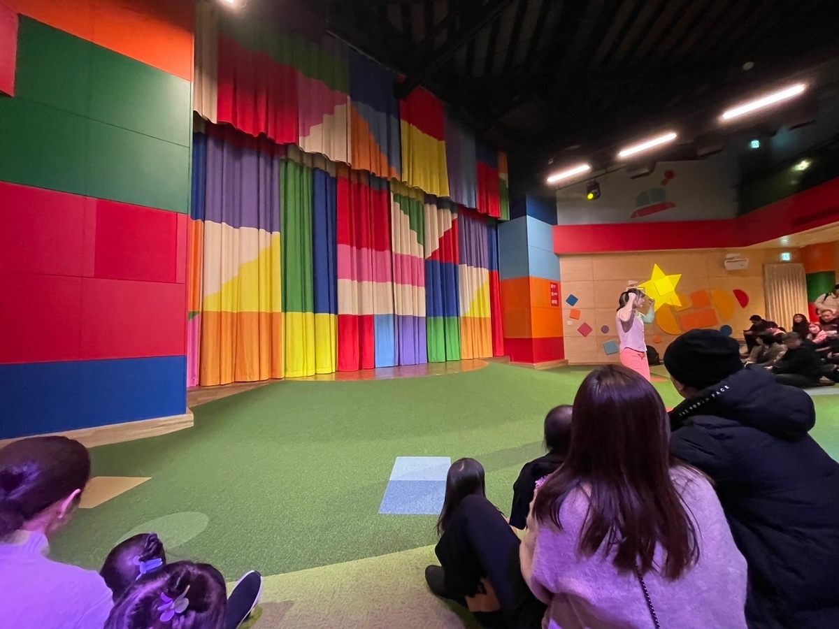 三重県桑名市にあるアンパンマンミュージアム名古屋のやなせたかし劇場の座席からの見え方